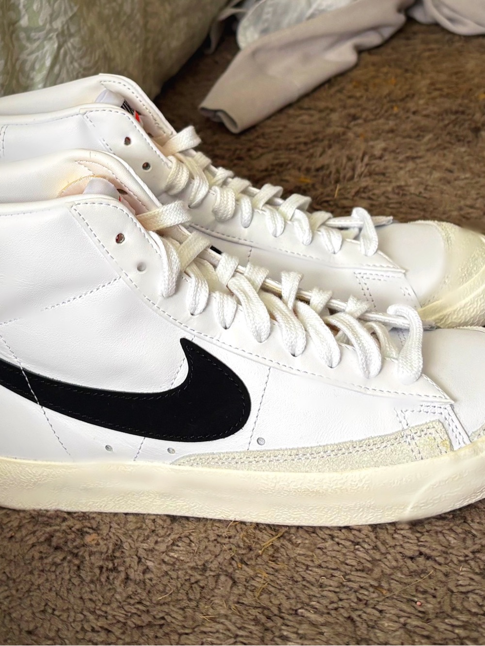 Nike Blazer Mid ’77 sneakers
Size 7